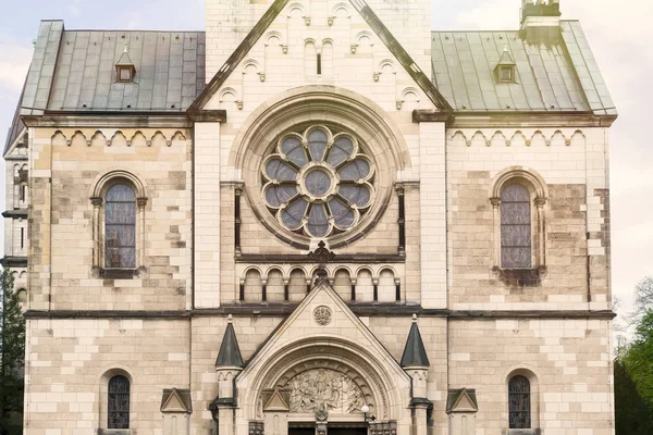 Fachada de una antigua iglesia en Berlín Kreuzberg — Foto de Stock