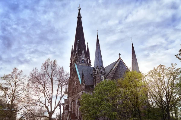 HDR zdjęcie starego kościoła w Berlinie Kreuzberg — Zdjęcie stockowe