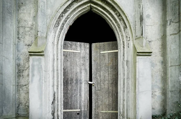 Gotische ingang van een graf — Stockfoto