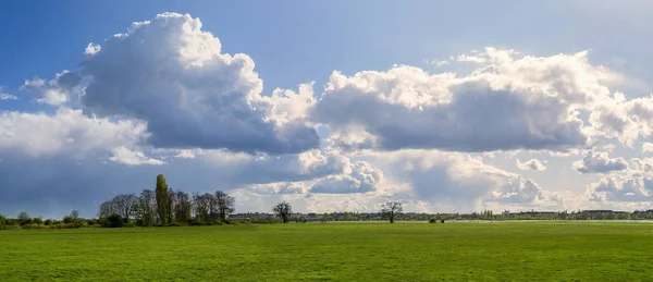 Panorama de un paisaje con hermoso paisaje nublado —  Fotos de Stock