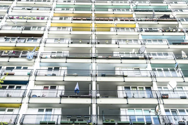 Sociale huisvesting in Berlijn, gevel met de vele balkons — Stockfoto