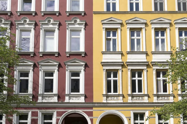 Фасад красно-желтого дома в Берлине Kreuzberg — стоковое фото