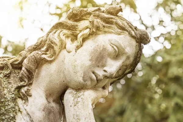 Vicino, scultura di una donna triste — Foto Stock