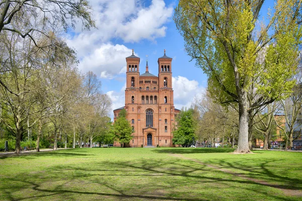 Iglesia de ladrillo rojo en primavera, Berlin Kreuzberg — Foto de Stock