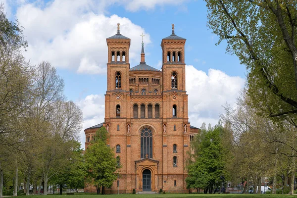 봄, 베를린 크로이츠베르크에에서 붉은 벽돌 교회 — 스톡 사진