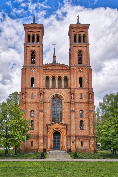 Igreja de tijolo vermelho na primavera, Berlim Kreuzberg — Fotografia de Stock