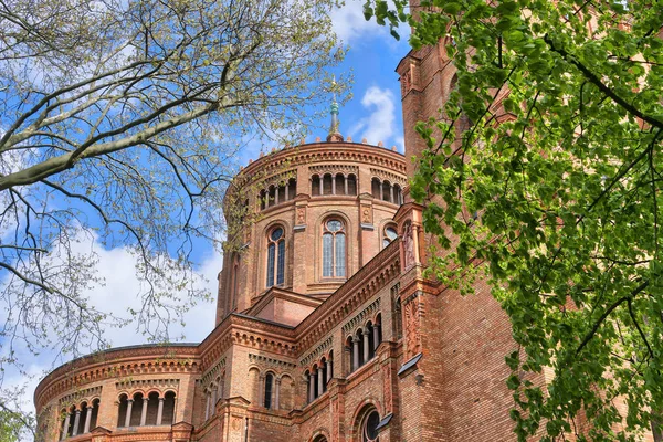 Bahar, Berlin Kreuzberg kilisede kırmızı tuğla