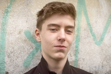 Gülümseyen genç bir adamın portresi