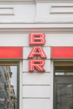 kırmızı neon bar işareti bir barda