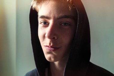 kapüşonlu olan genç bir adam portresi kapatın