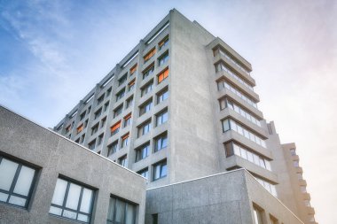 Berlin ve mavi gökyüzü kentsel hastanede