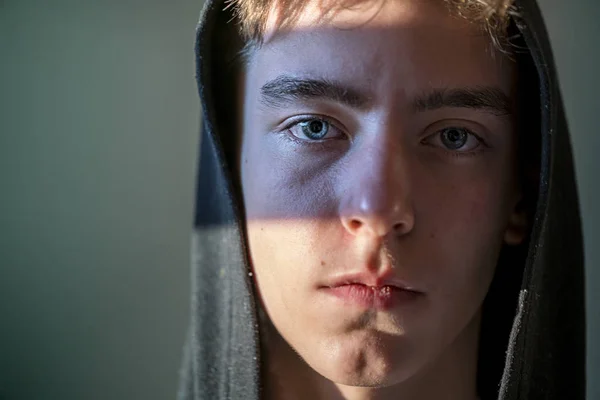 Retrato de cerca de un joven con sudadera con capucha —  Fotos de Stock