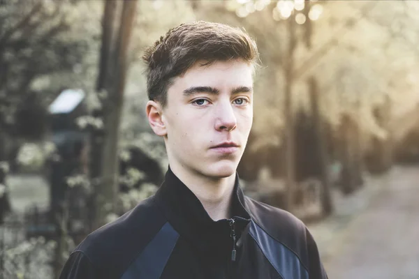Egy parkban álló fiatalember portréja — Stock Fotó