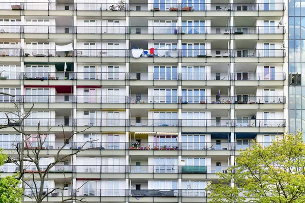 Sociale huisvesting, details van een wolkenkrabber in Berlijn — Stockfoto