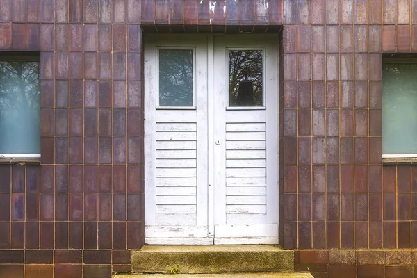 Old simple white door and red tieled wall — Stock Photo, Image