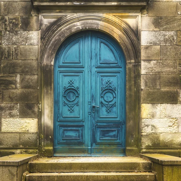 Vieja puerta de metal turquesa de una tumba vieja — Foto de Stock