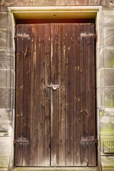 Старая выветренная простая деревянная дверь — стоковое фото