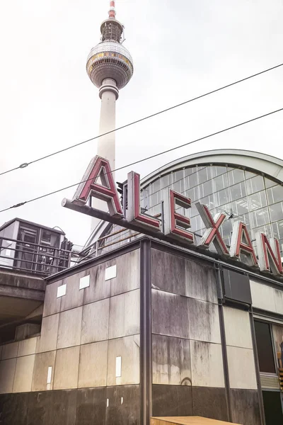 Vintage styl fotografie ze stanice Berlin Alexanderplatz s televizní věží — Stock fotografie