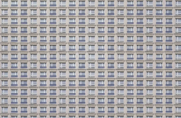 Versão padrão, platternbau, fachada da janela de um antigo edifício da RDA — Fotografia de Stock