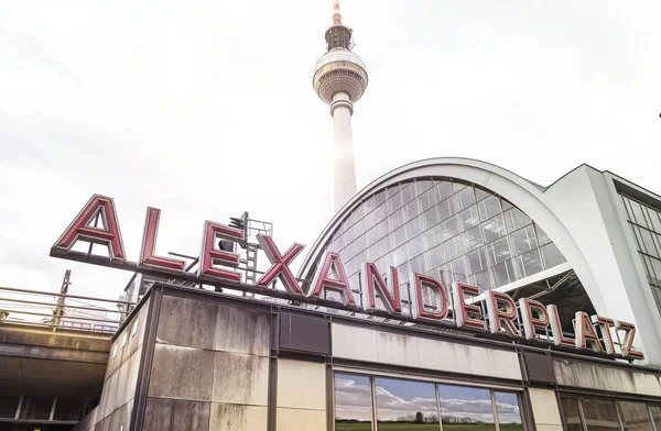 Vintage styl fotografie ze stanice Berlin Alexanderplatz s televizní věží — Stock fotografie