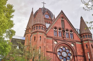 Berlin Kreuzberg yılında eski bir kilise HDR görüntüsünü