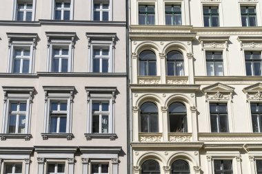 Eski evler Berlin Kreuzberg sıva ile çekme halatı