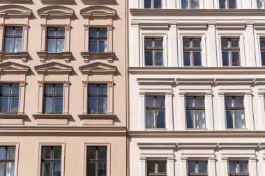 Eski evler Berlin Kreuzberg sıva ile çekme halatı