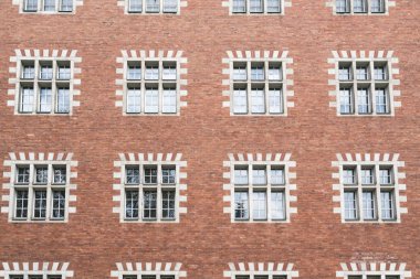 kırmızı tuğla duvar ile eski bir ev cephe