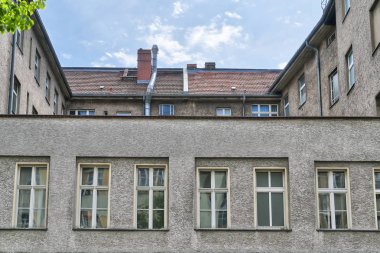 Berlin seyrek eski evde mavi gökyüzü ile