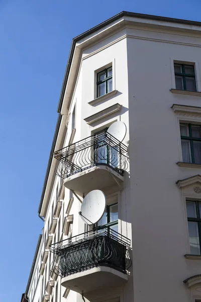 Varandas com antenas parabólicas, Berlim Kreuzberg — Fotografia de Stock