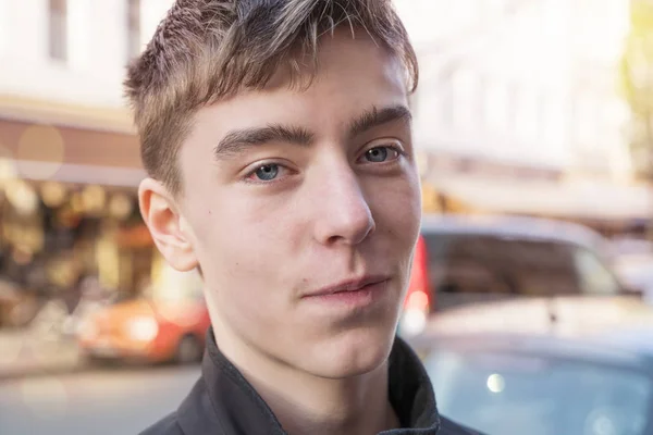 Close up retrato de um jovem em uma rua — Fotografia de Stock