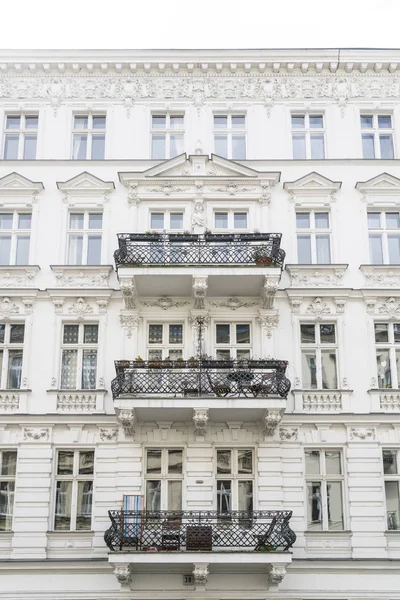 Hermosa casa antigua con estuco en Berlín, Kreuzberg — Foto de Stock