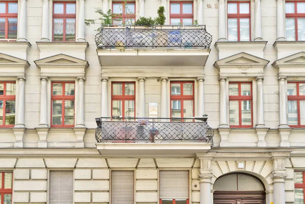 Hermosa casa antigua con estuco en Berlín, Kreuzberg — Foto de Stock