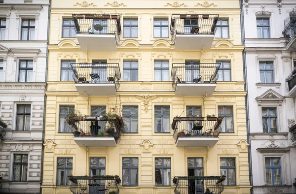 Kaunis vanha talo stukko Berliinissä, Kreuzberg — kuvapankkivalokuva