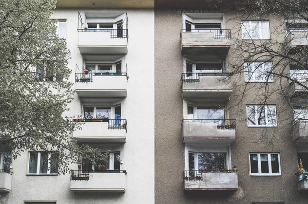 Oude en nieuwe, sociale huisvesting in Berlijn Kreuzberg — Stockfoto
