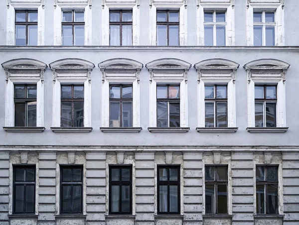 Piękny stary dom z sztukaterie w Berlinie Kreuzberg — Zdjęcie stockowe