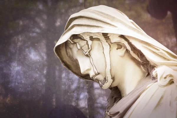 Close up of an old sculpture of a sad woman — Stock Photo, Image