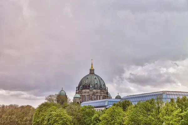 HDR tiro do Berliner Dom com árvores — Fotografia de Stock