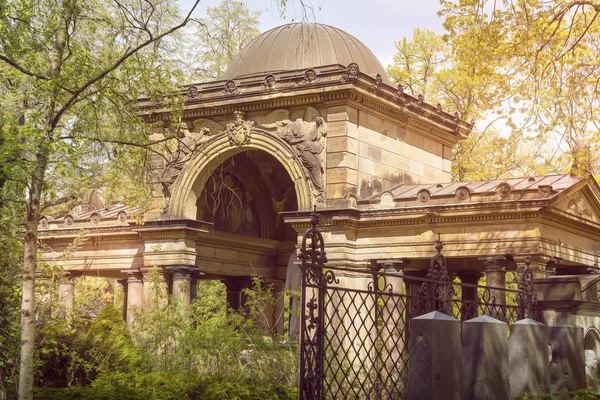 Lugar misterioso, hermoso templo viejo en un cementerio —  Fotos de Stock