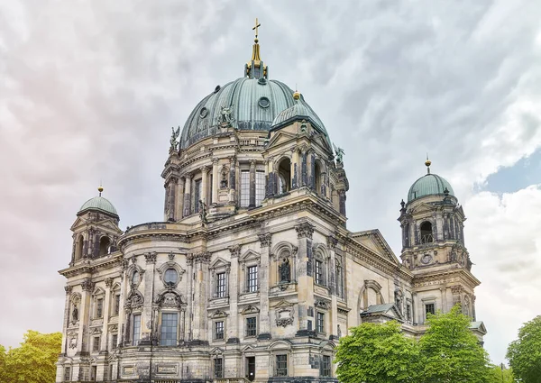 HDR tiro do Berliner Dom com árvores — Fotografia de Stock