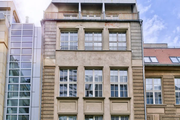 Mavi gökyüzü ile eski bir ev cephe