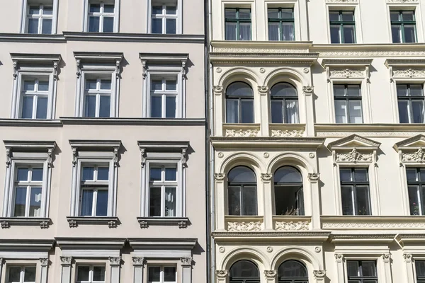 Буксир старых домов с лепниной в Берлине Кройцберг — стоковое фото