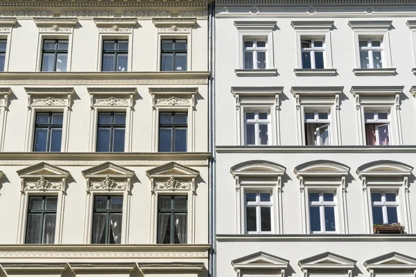 Trekken van de oude huizen met stucwerk in Berlijn Kreuzberg — Stockfoto