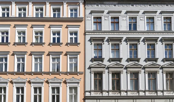 Trekken van de oude huizen met stucwerk in Berlijn Kreuzberg — Stockfoto