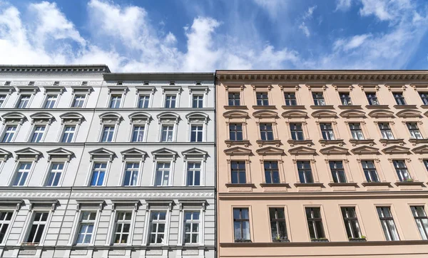 Holowania, stare domy i błękitne niebo w Berlinie Kreuzberg — Zdjęcie stockowe