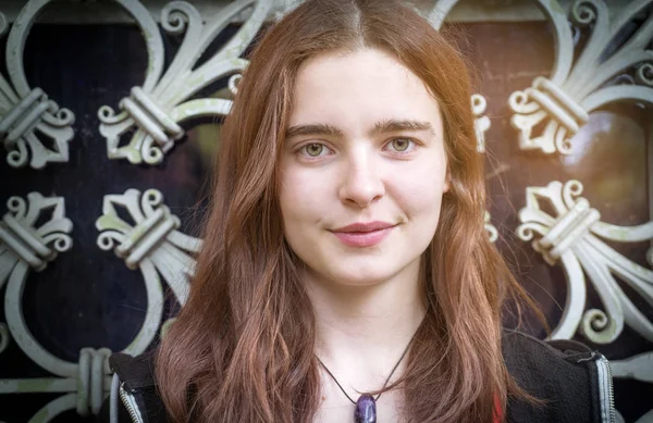 Gülümseyen genç bir kadının portresi