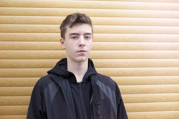 Retrato de um jovem na frente de um obturador de rolos — Fotografia de Stock