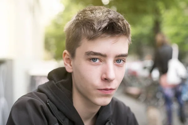 Portrait d'un jeune homme dans la rue — Photo