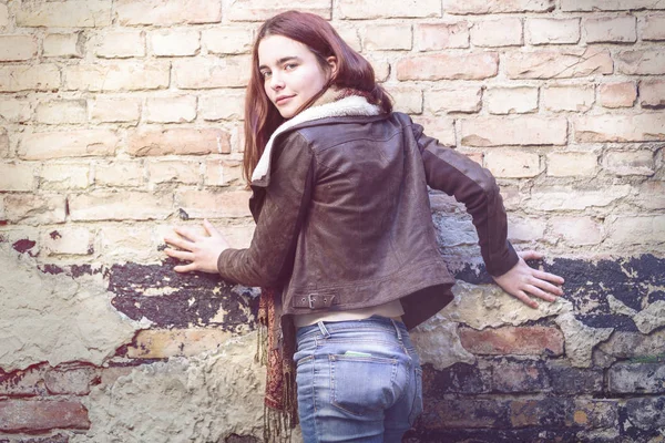 Retrato de una joven con chaqueta de cuero —  Fotos de Stock