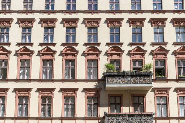 Fachada de una hermosa casa antigua en Berlín Kreuzberg — Foto de Stock